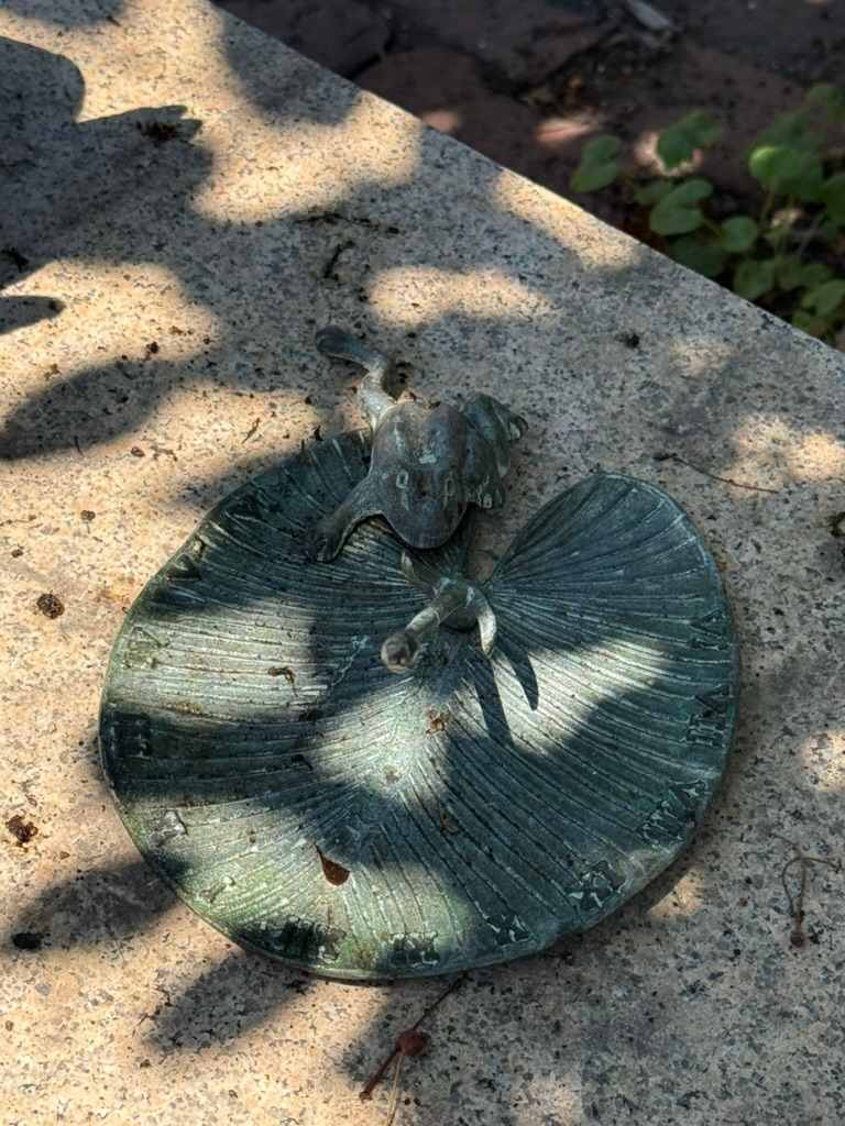 Metal frog sundial, Image 1.