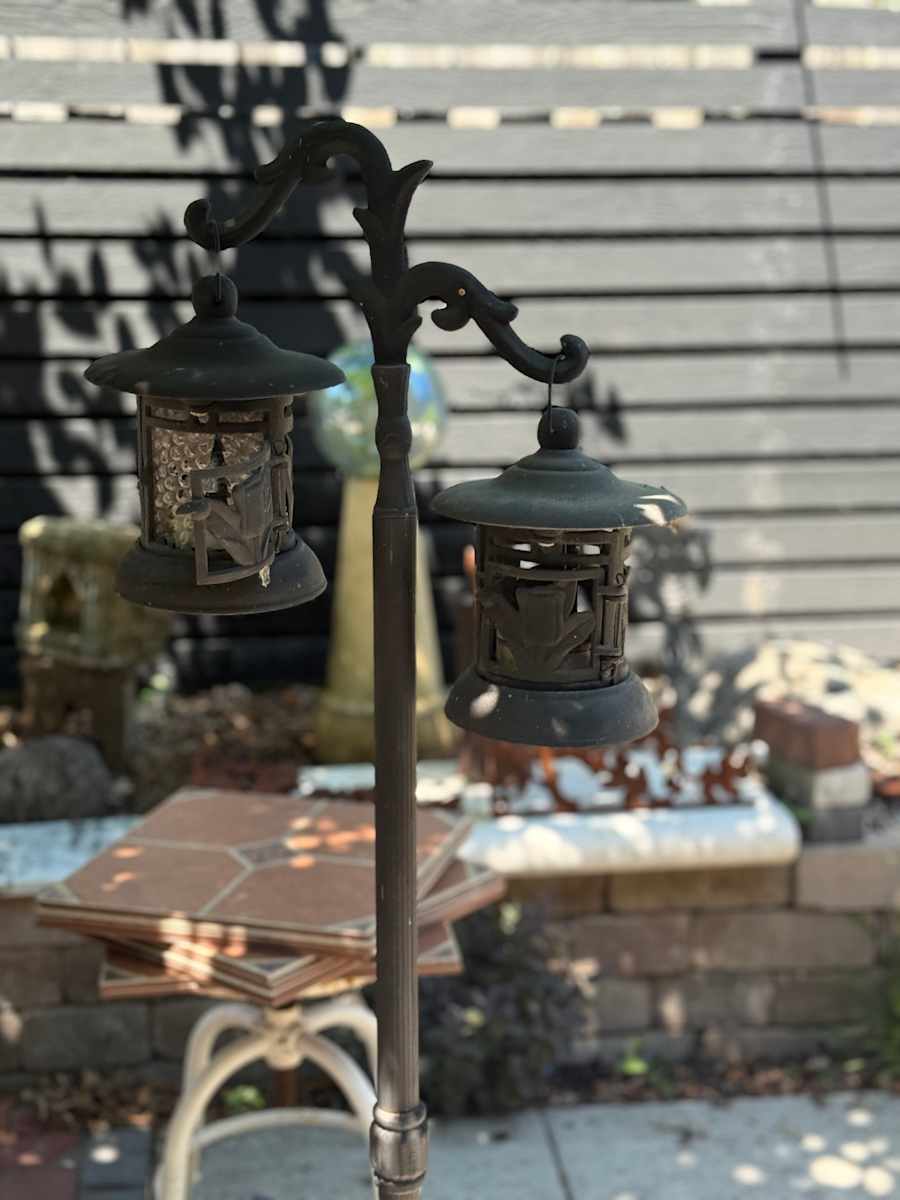 iron garden post with 2 lanterns, Image 1.