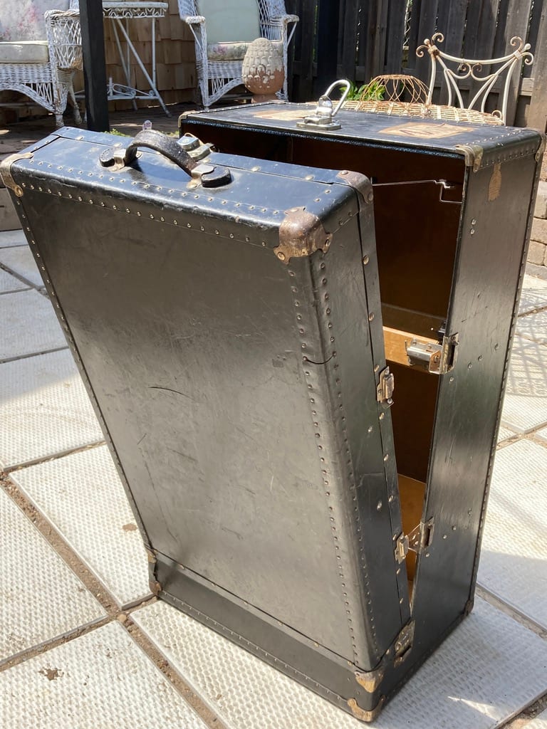 steamer trunk 