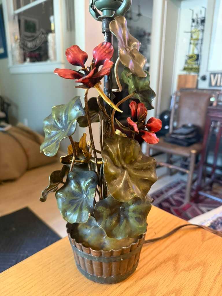 Nasturtium tole table lamp, Image 1.