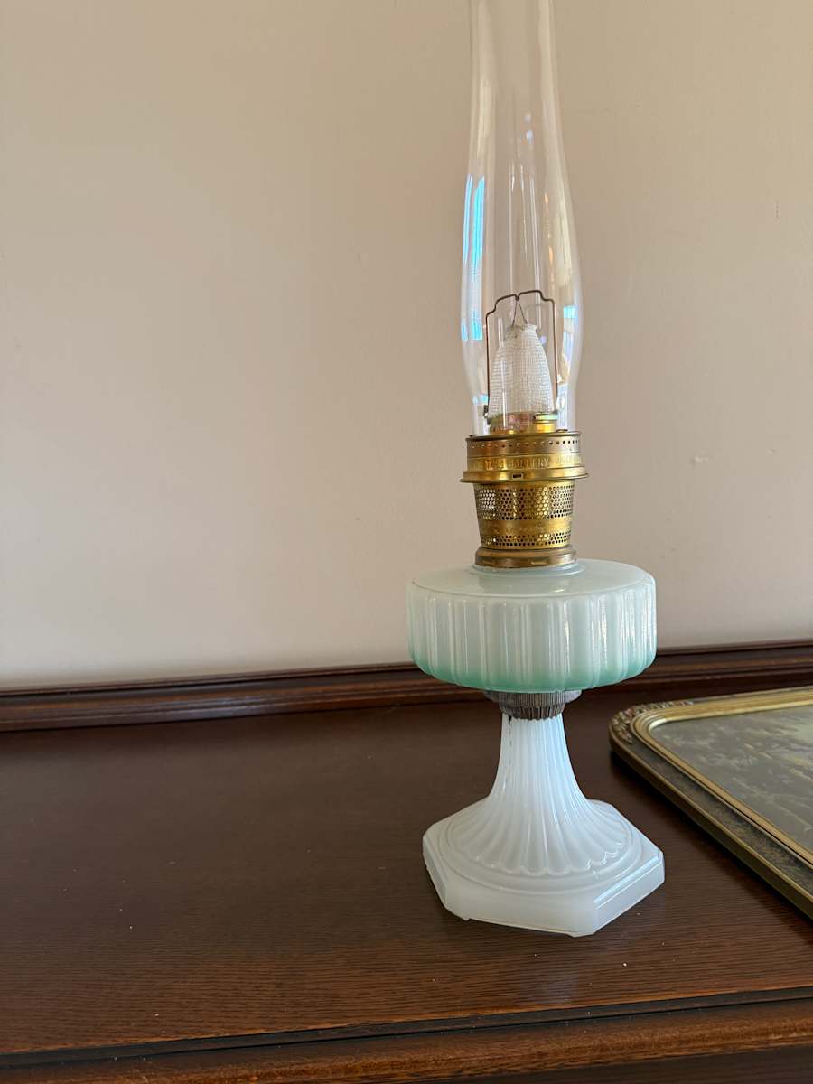 Aladdin oil lamp, Image 1.