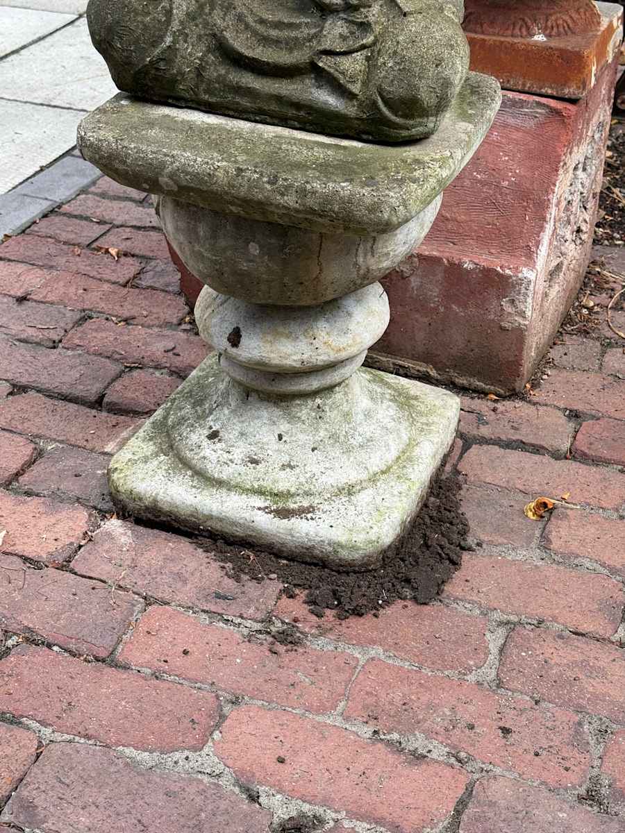Garden cement pedestal, Image 1.