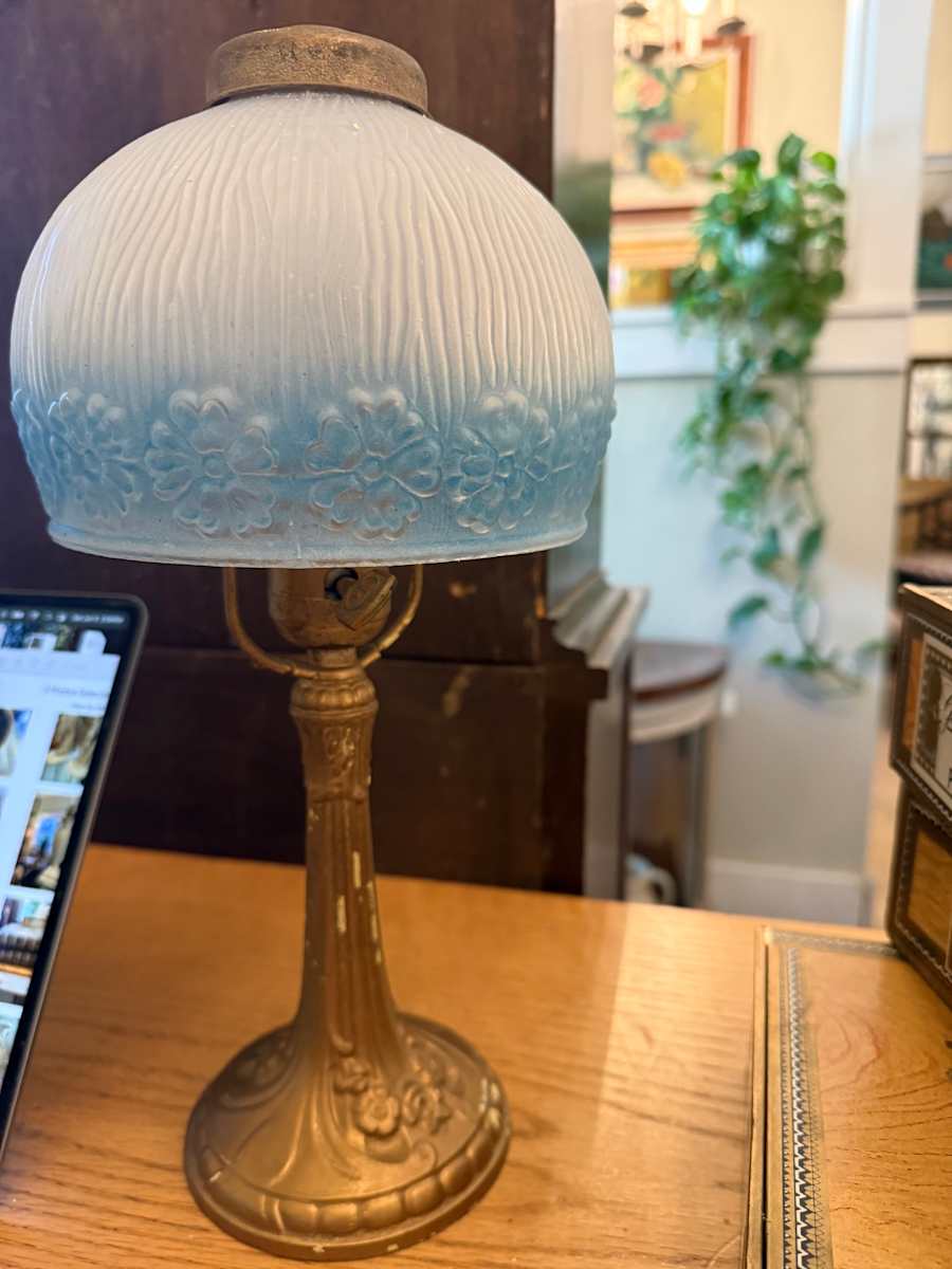 Art glass 1930's table lamp, Image 1.