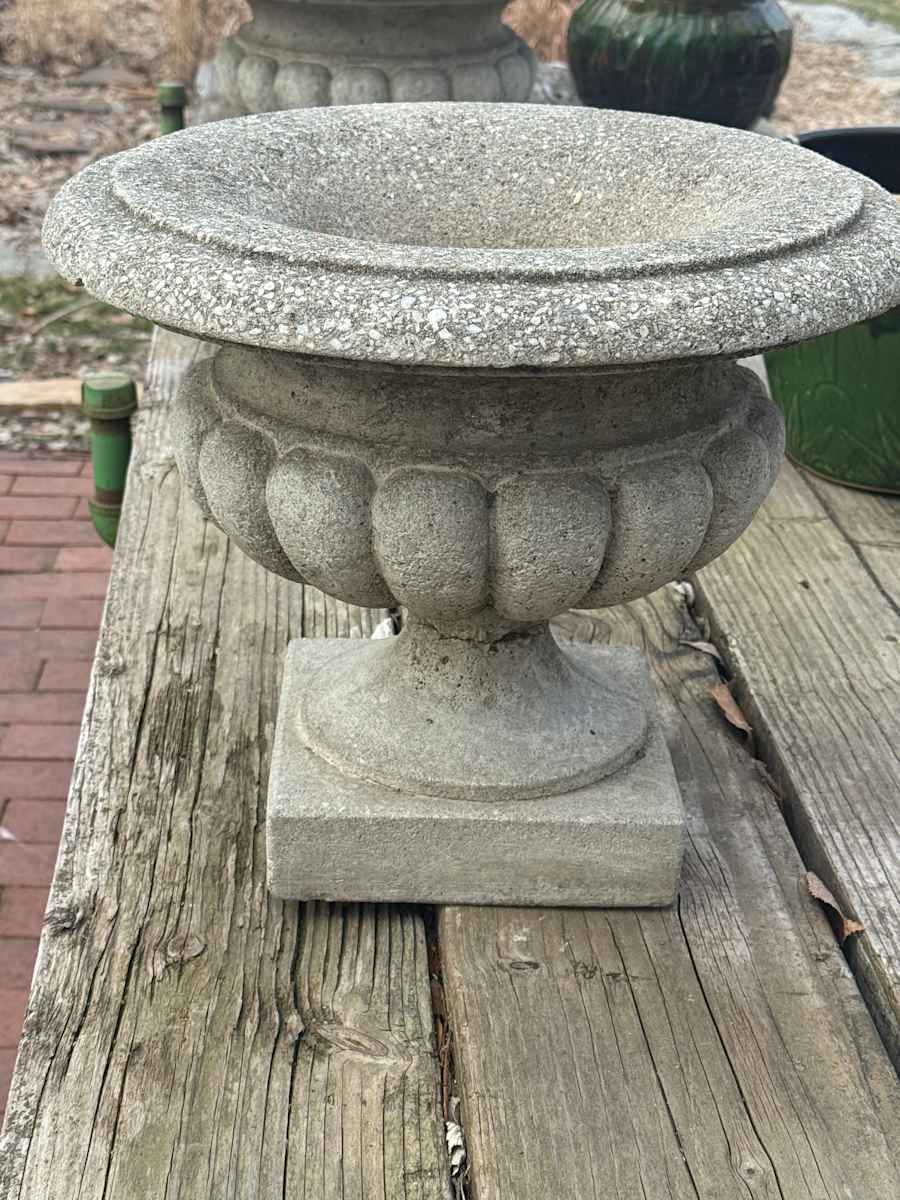 Cement classic urn, Image 1.