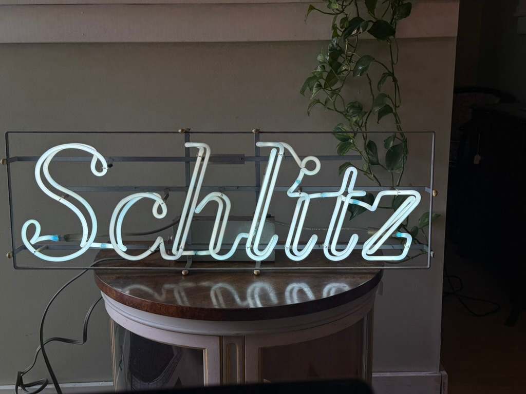 Schlitz beer neon sign, Image 1.