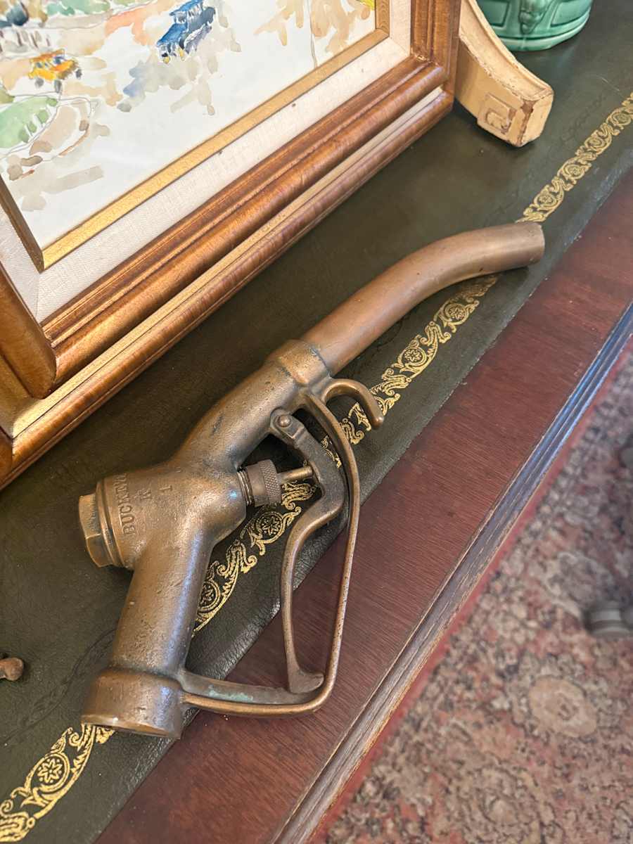 Brass gas pump, Image 2.