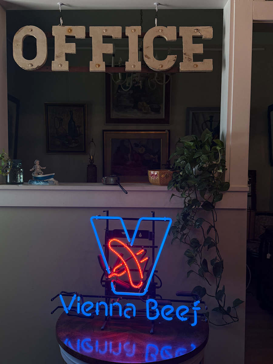 Vienna Beef neon light, Image 1.
