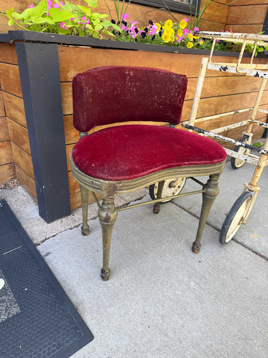 Upholstered small vanity bench, Image 1.