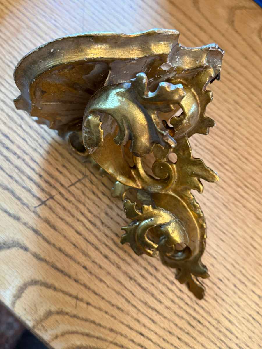 Italian carved gold leaf corner shelf, Image 1.