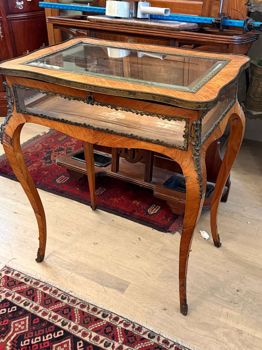 Small French vitrine, Image 1.