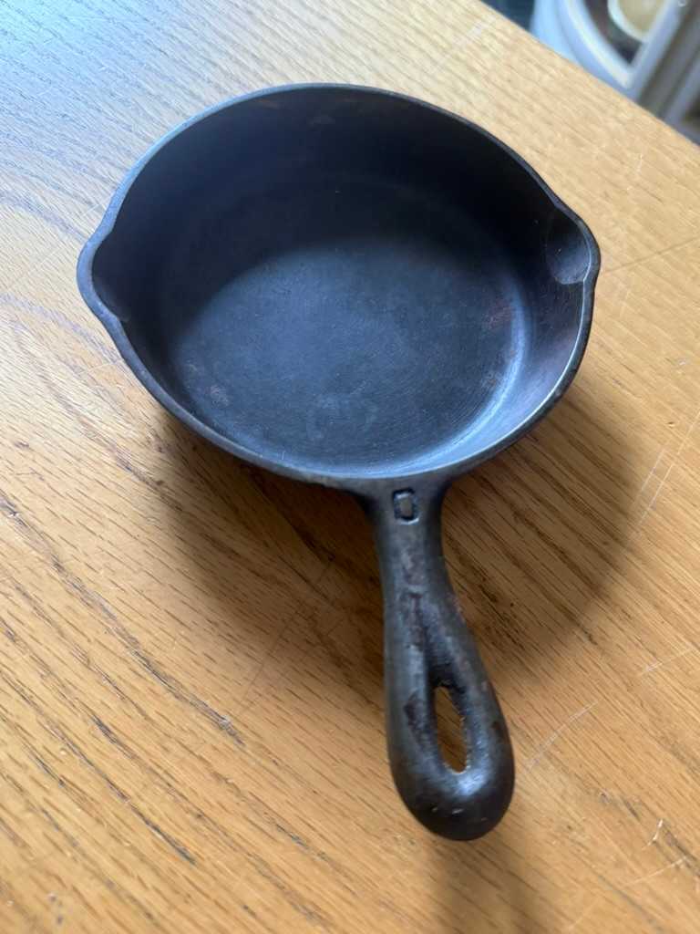 #562 0 Griswold mini pan, Image 1.
