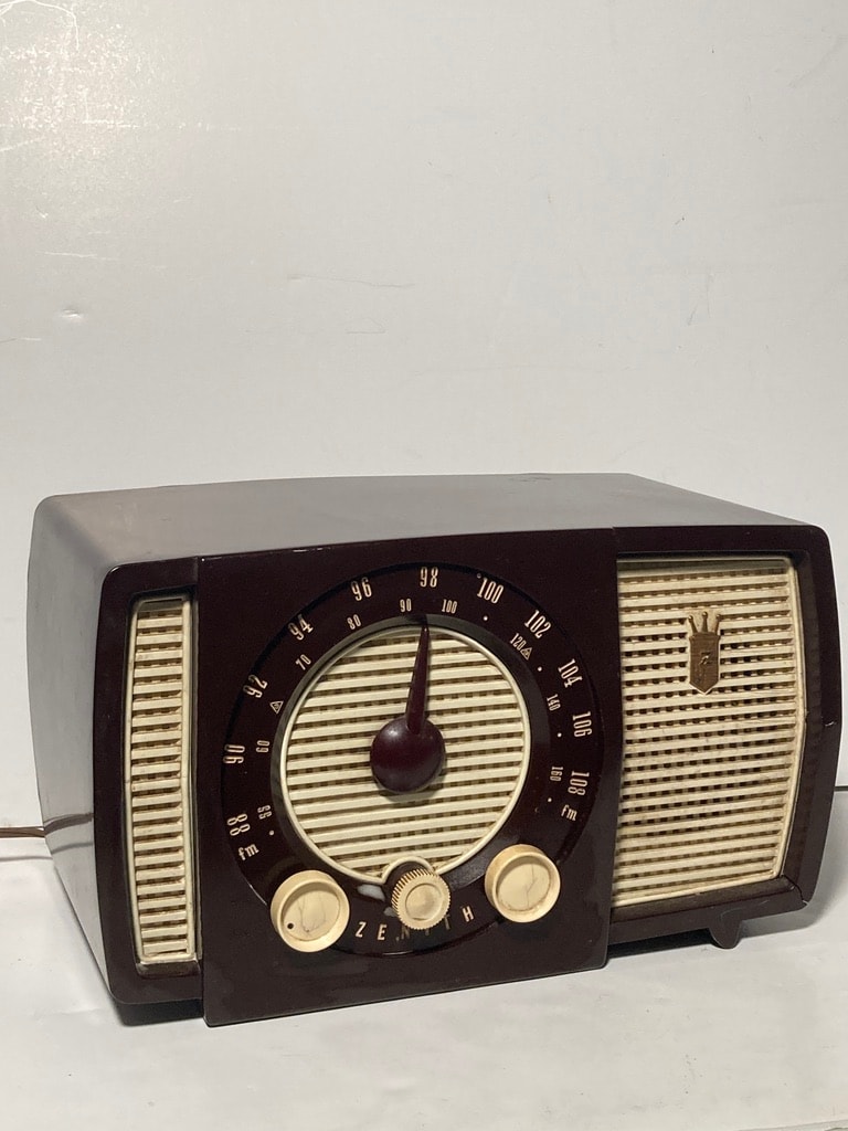 Zenith table top vintage radio from the collection of TIMELINES ...