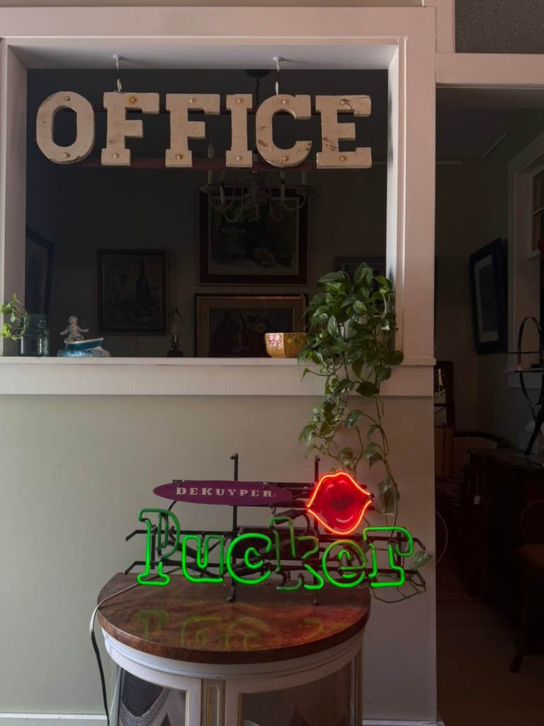 Pucker beer neon sign, Image 1.