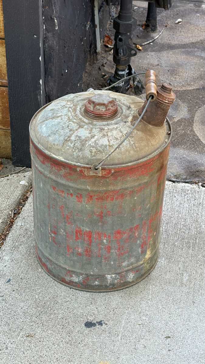 vintage gas can, Image 1.