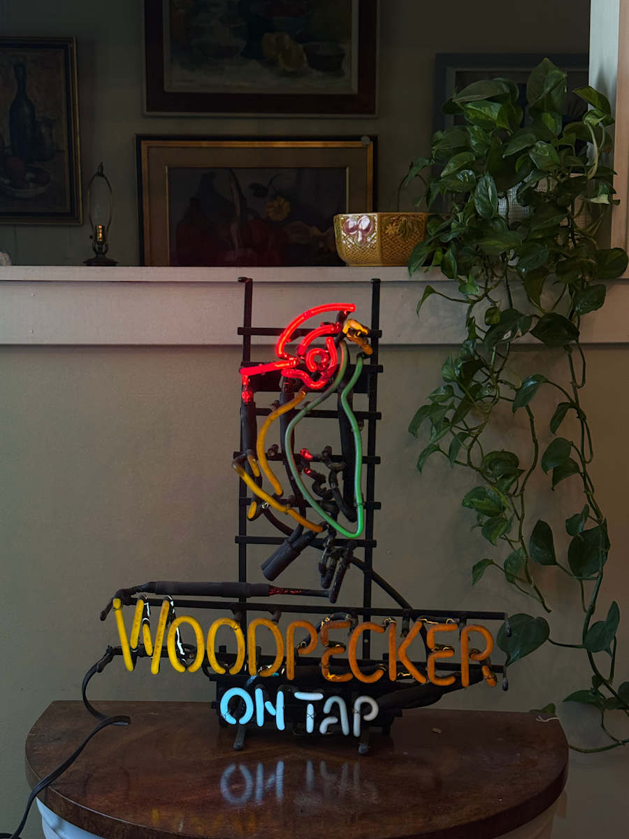Woodpecker neon light, Image 1.