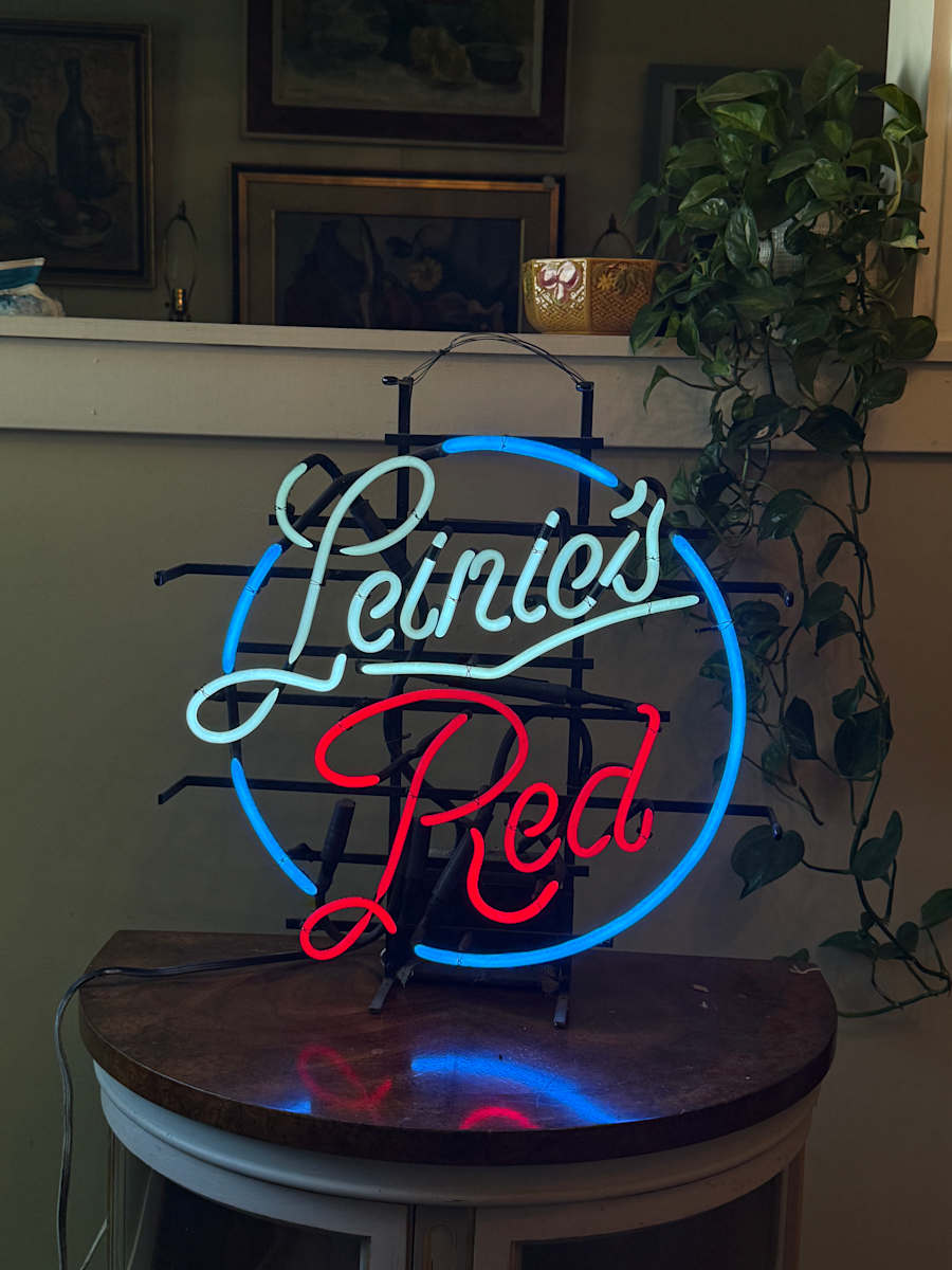 Leinie's Red neon light, Image 1.