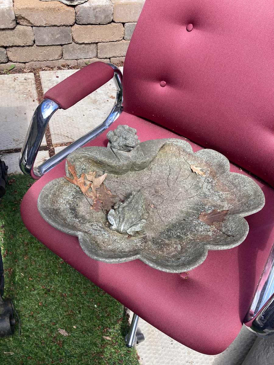 Double frog bird bath 