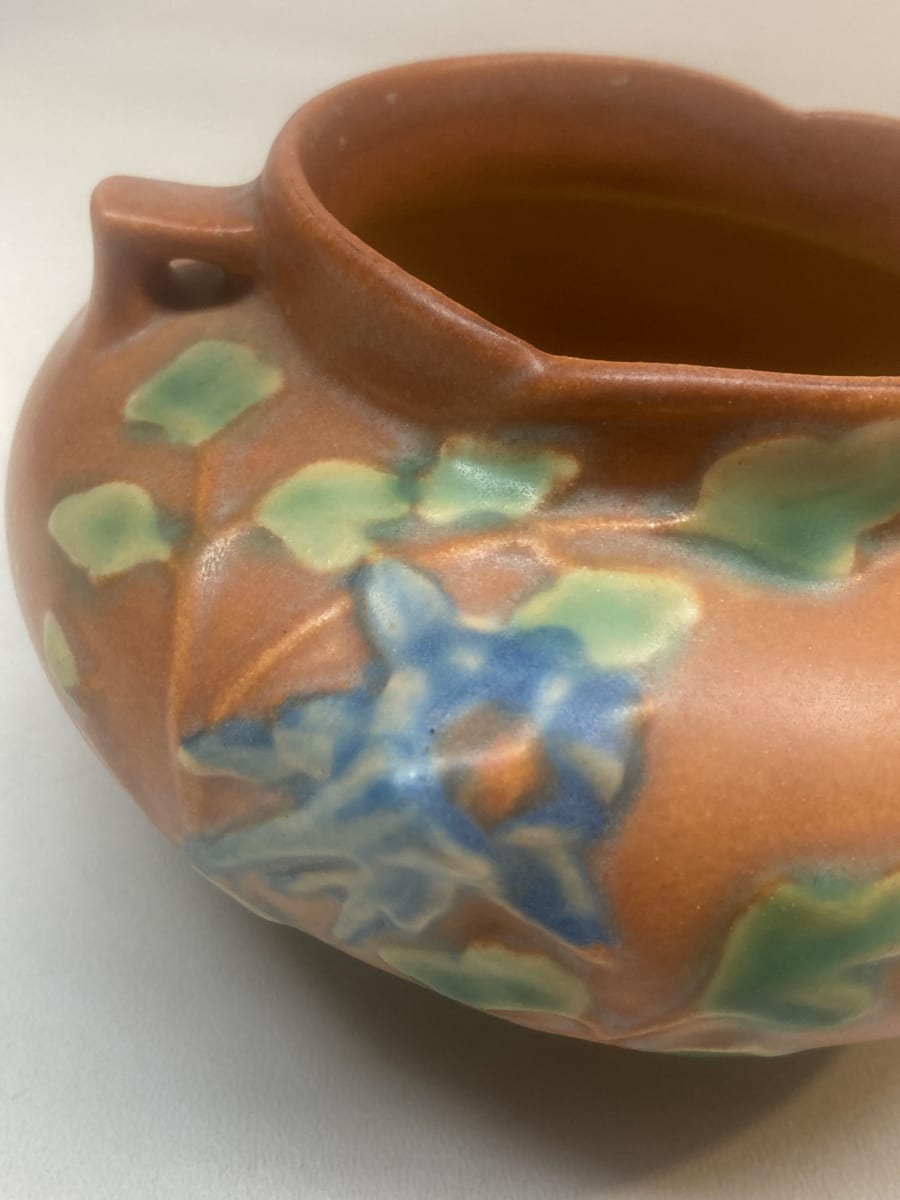 Roseville Columbine pottery vase, Image 4.