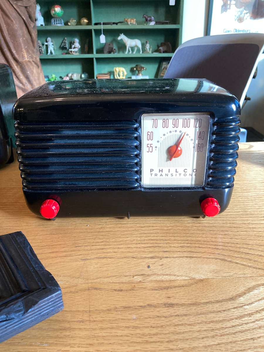 Philco Transitone red knobs, Image 1.