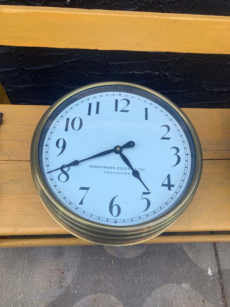 round wall clock in brass, Image 2.