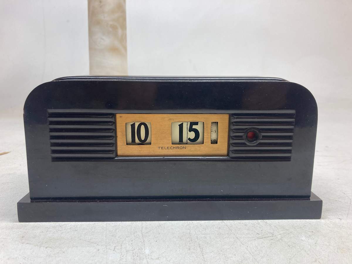 Art Deco Bakelite Telechron table clock, Image 1.