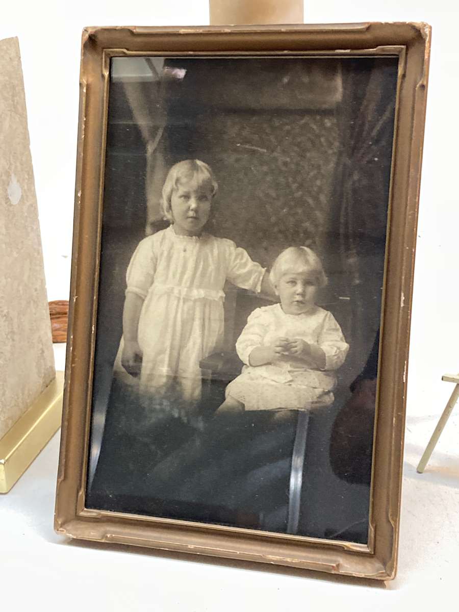 Framed photograph from 1900, Image 1.