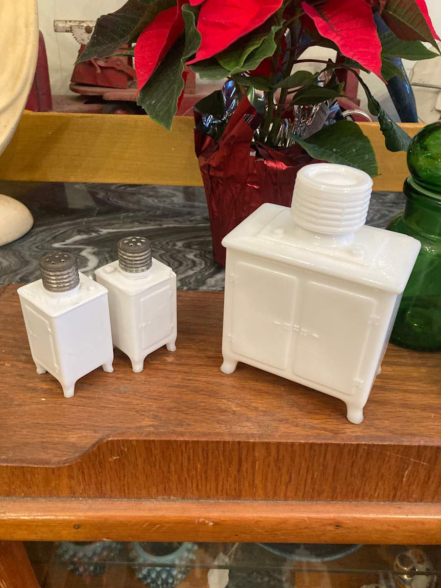 Slat and pepper set fridge has a chip, Image 1.