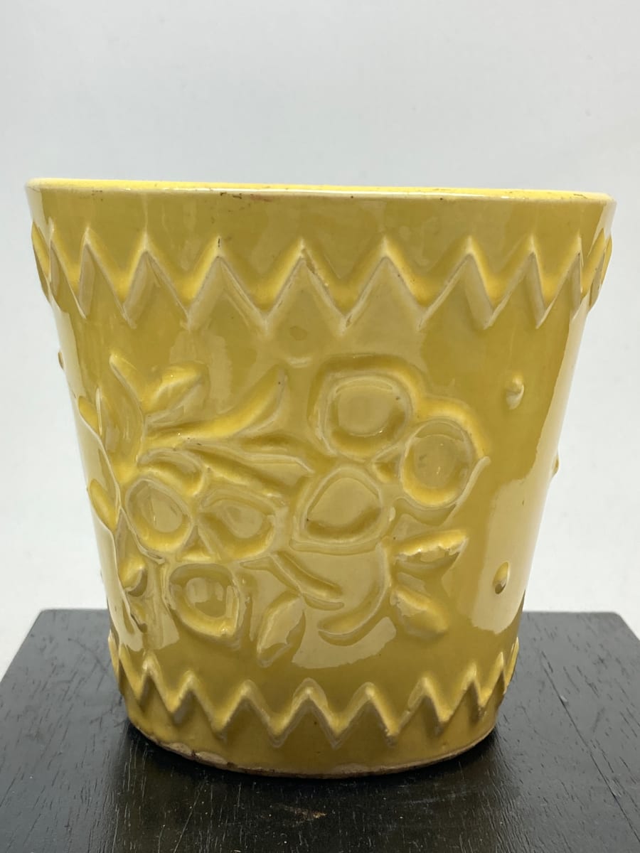 McCoy yellow pot, Image 1.