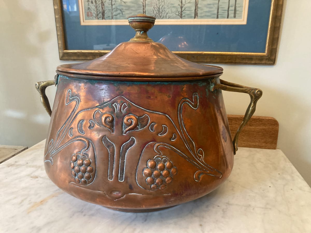 Large hand hammered arts and crafts copper 2 handled covered pot 