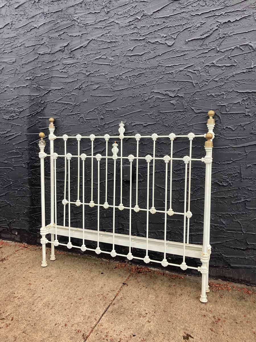 Iron bed, Image 1.