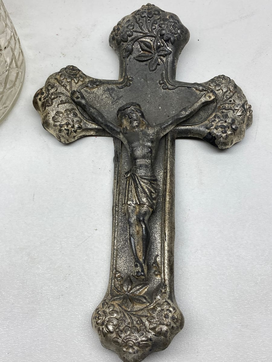 vintage metal crucifix, Image 3.
