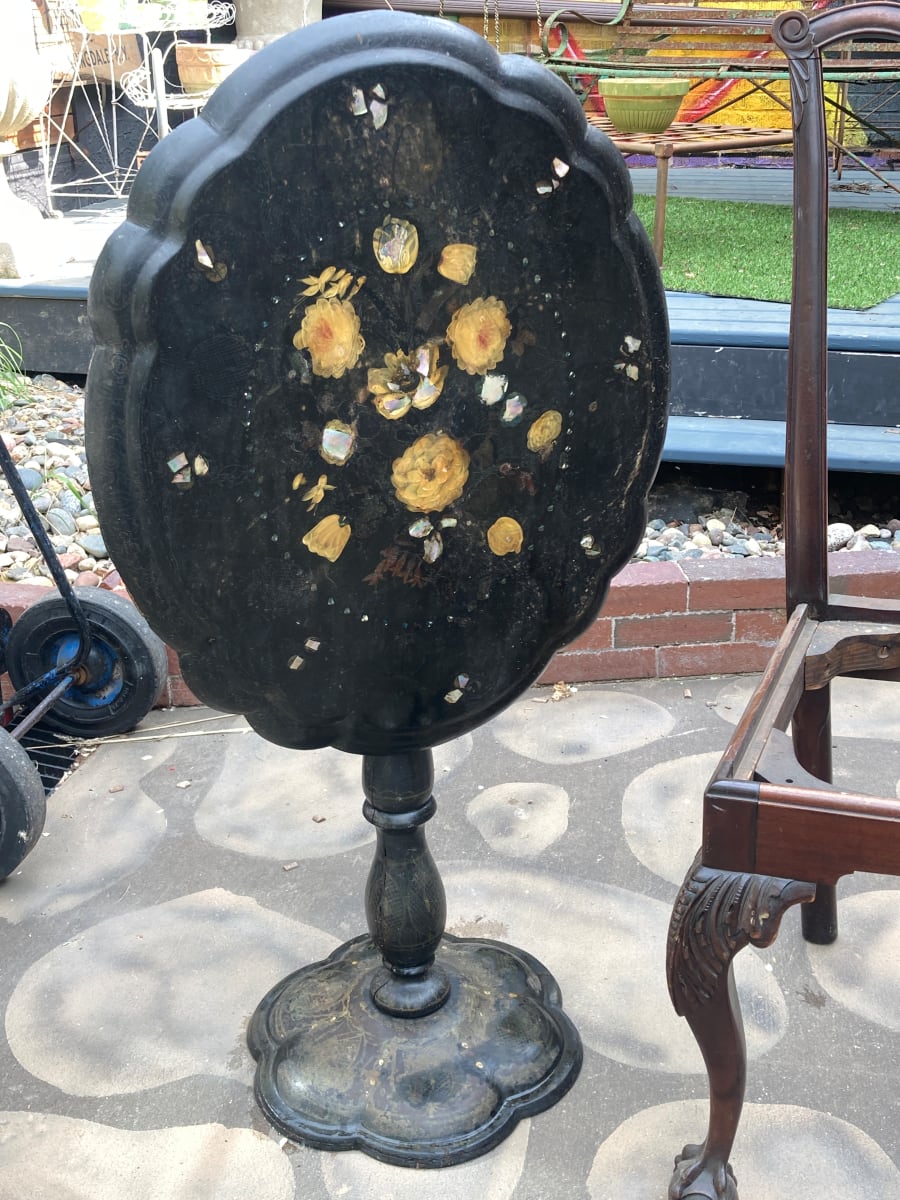 Paper cache tilt top table, Image 1.