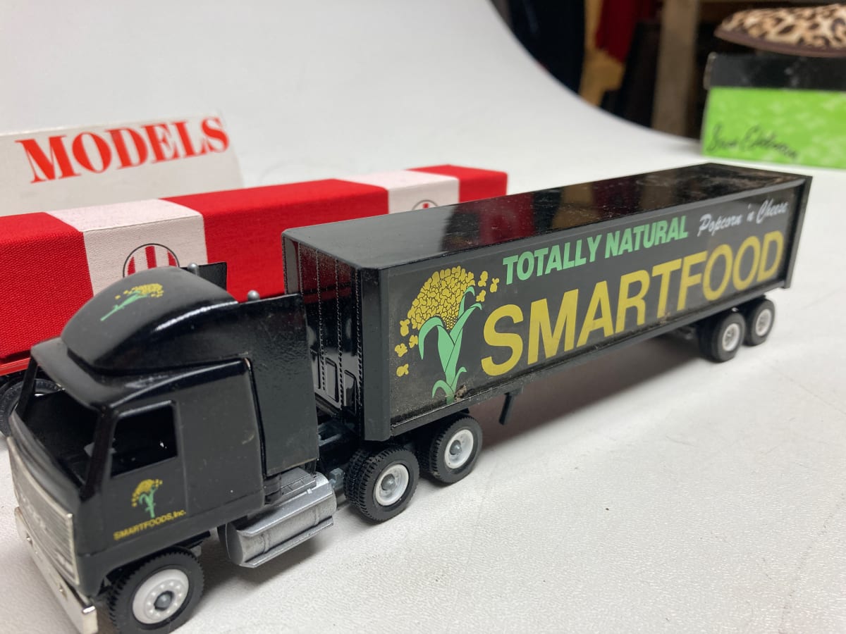 Winross die cast toy semi trucks, Image 1.
