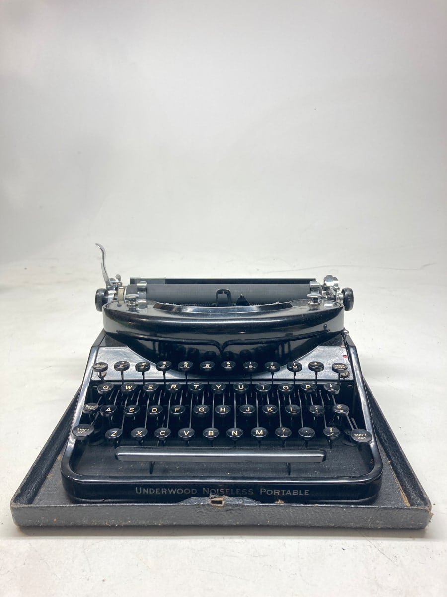 Underwood portable typewriter, Image 4.