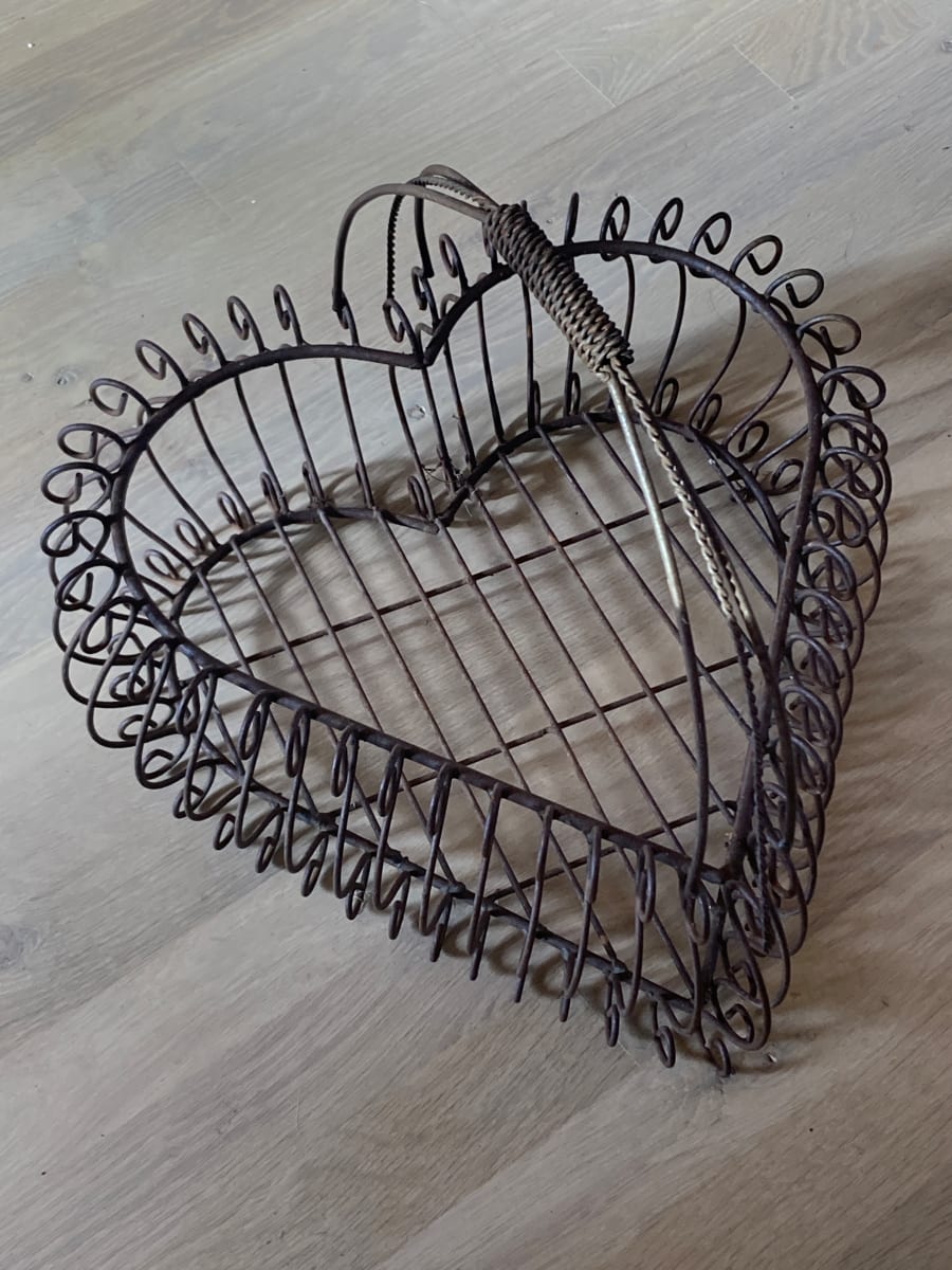 iron heart shaped basket, Image 1.