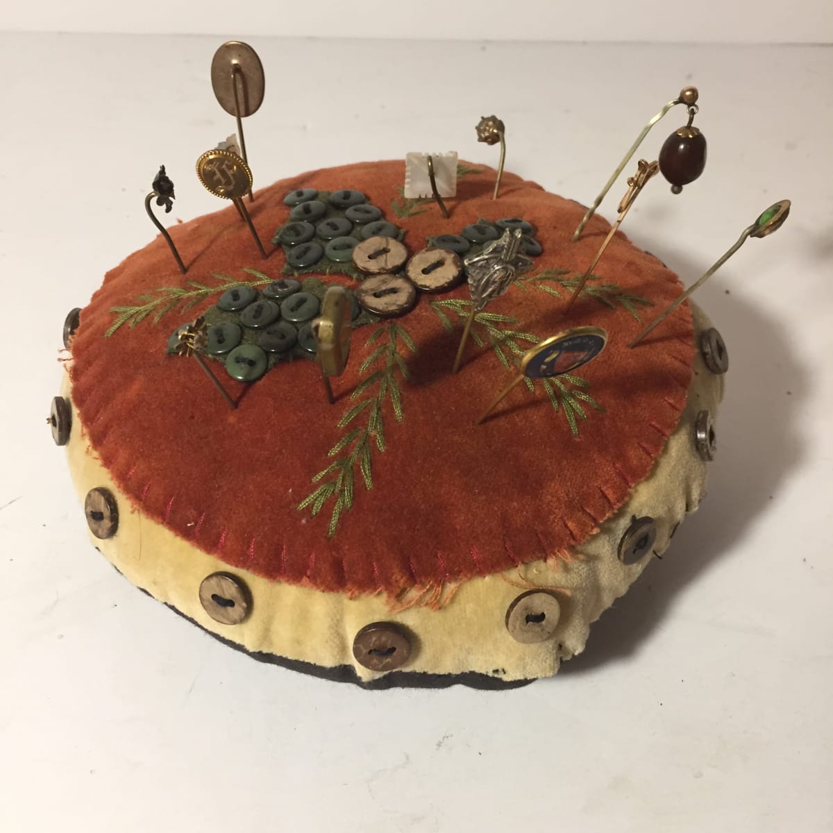 round pin cushion with pins, Image 2.