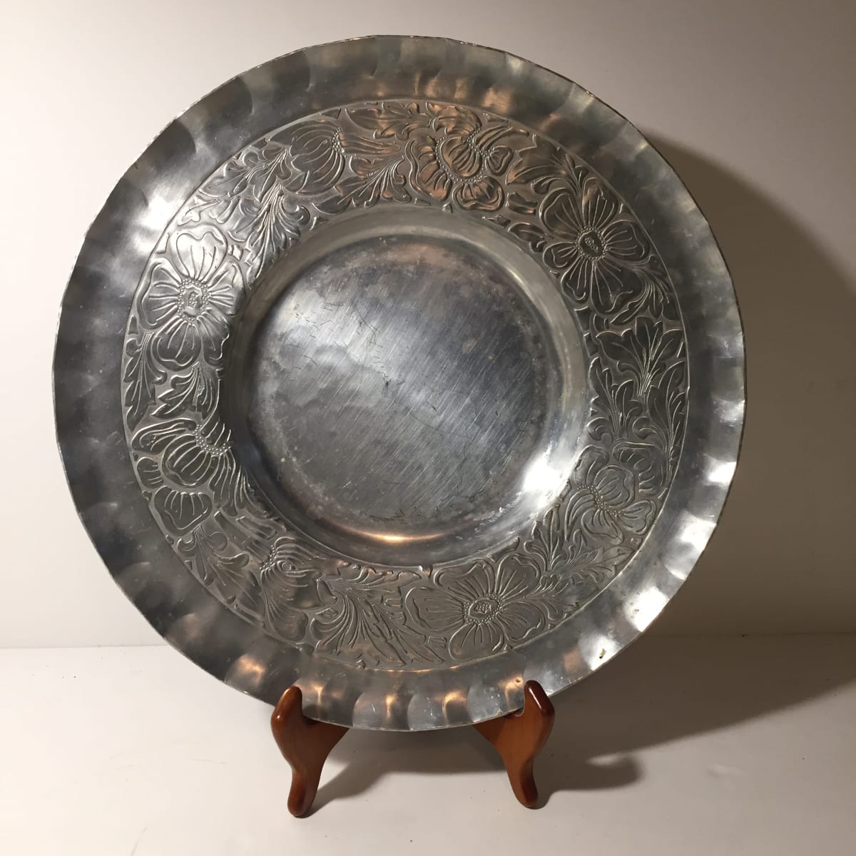 Mcm hammered aluminum tray with flowers, Image 2.