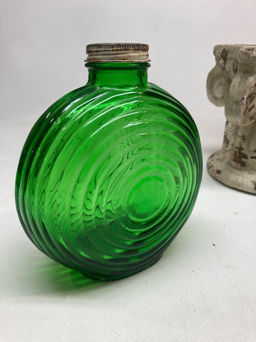Emerald green water bottle with cap, Image 4.