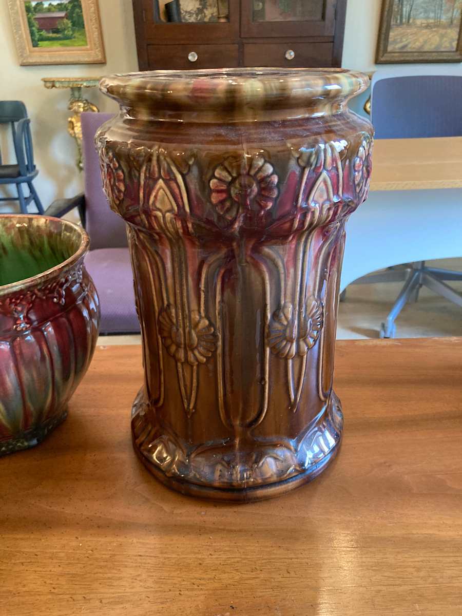 brush McCoy or Weller pedestal 