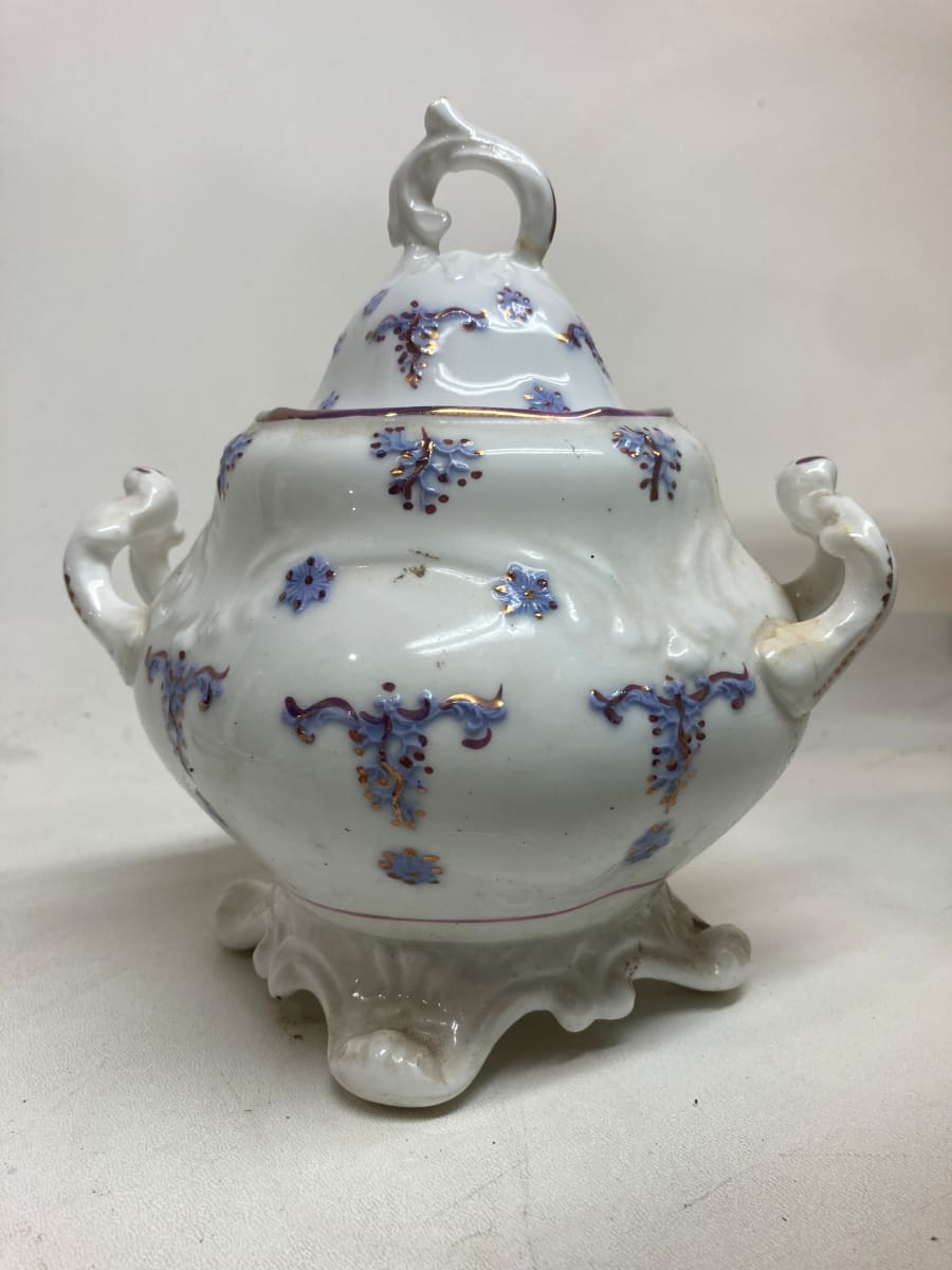 Covered decorated porcelain dish 