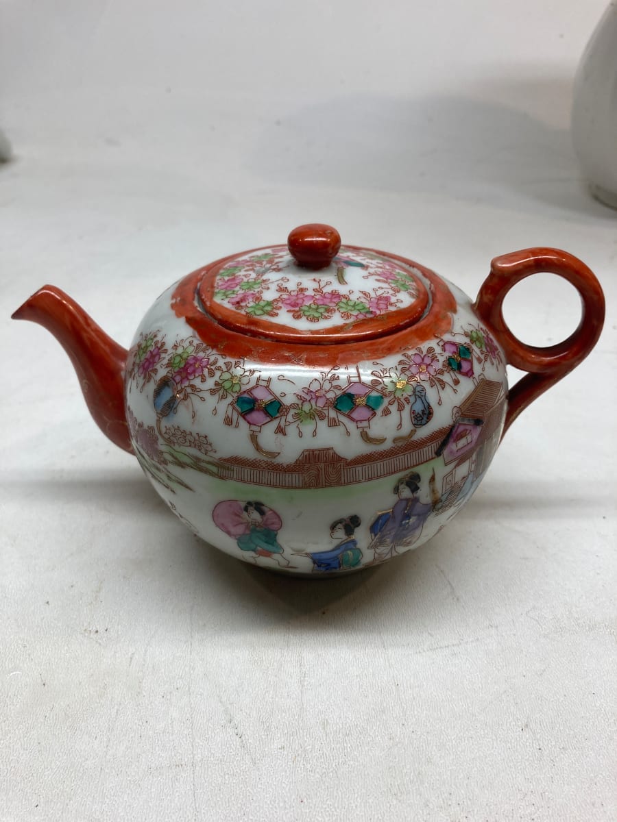 hand decorated Japanese teapot, Image 2.