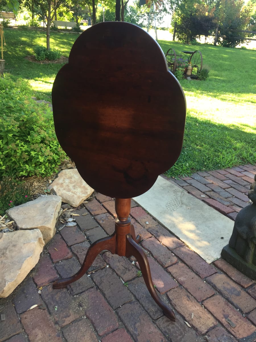 Early American style tilt top accent table 