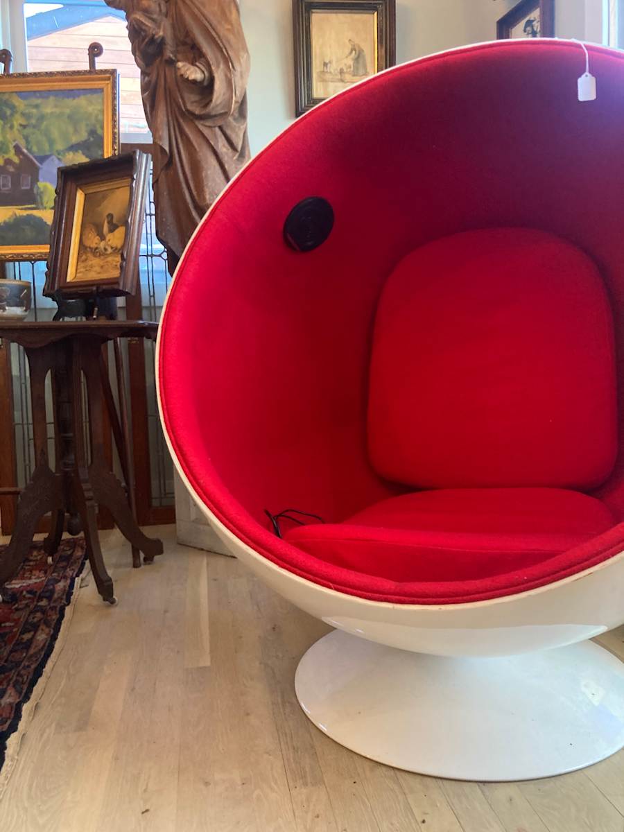 Eero Aarnio ball chair 