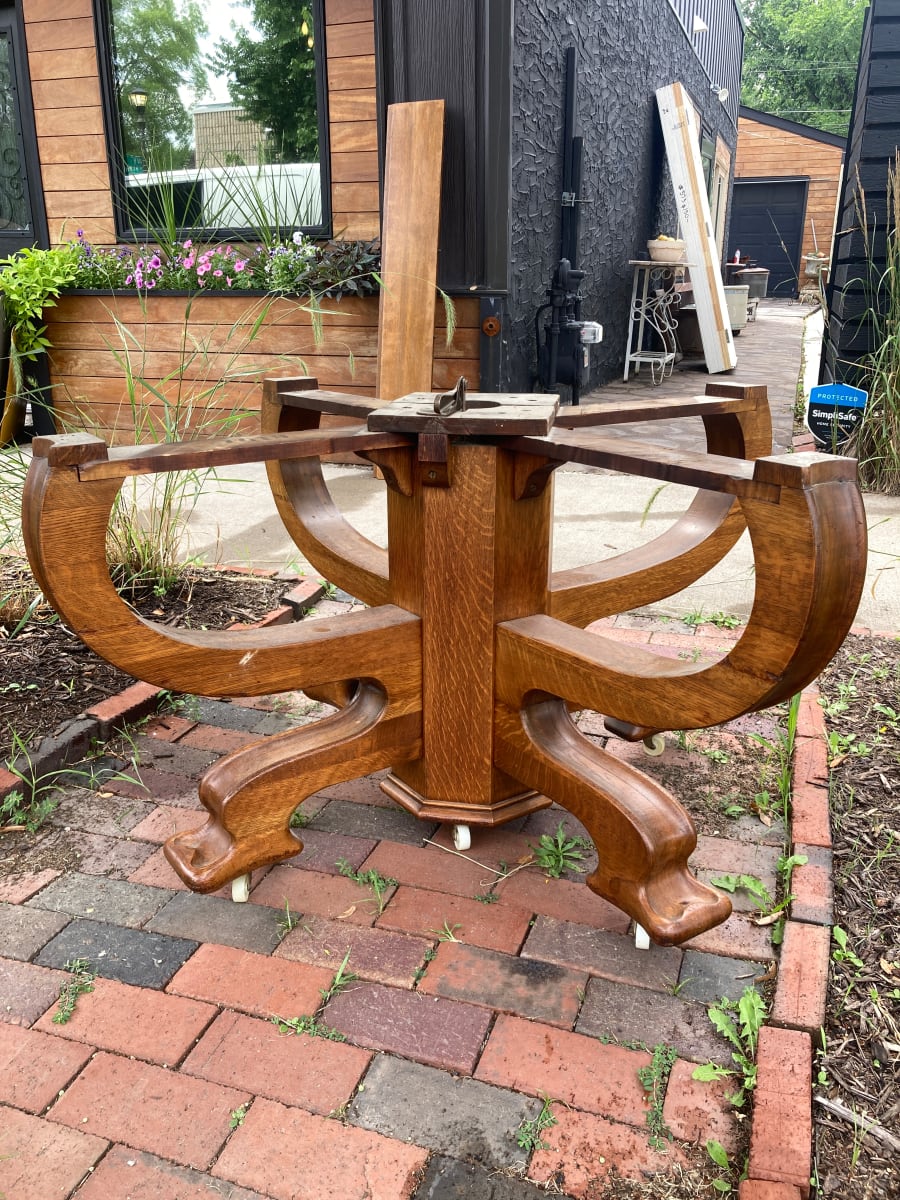 60" round oak table with 2 leaves 