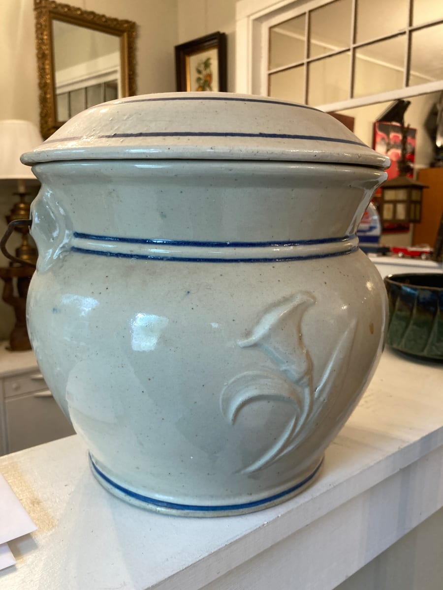 Red Wing chamber pot with lid, Image 1.