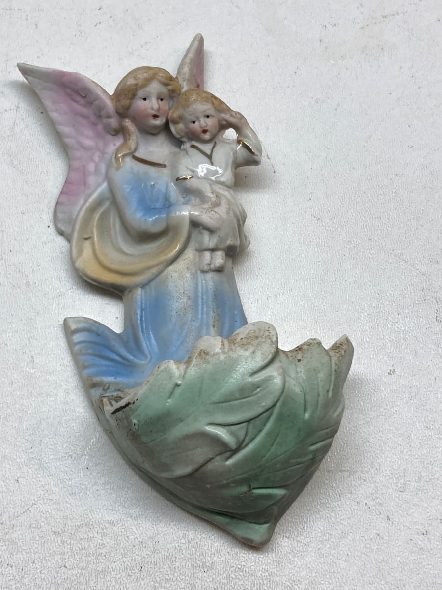 Porcelain soft paste angel wall font, Image 4.