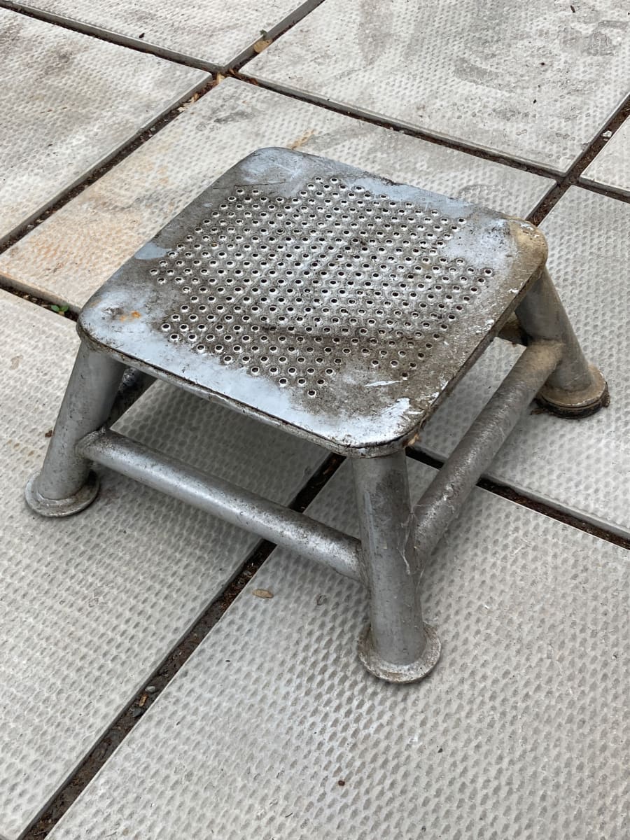 Low aluminum stool, Image 1.