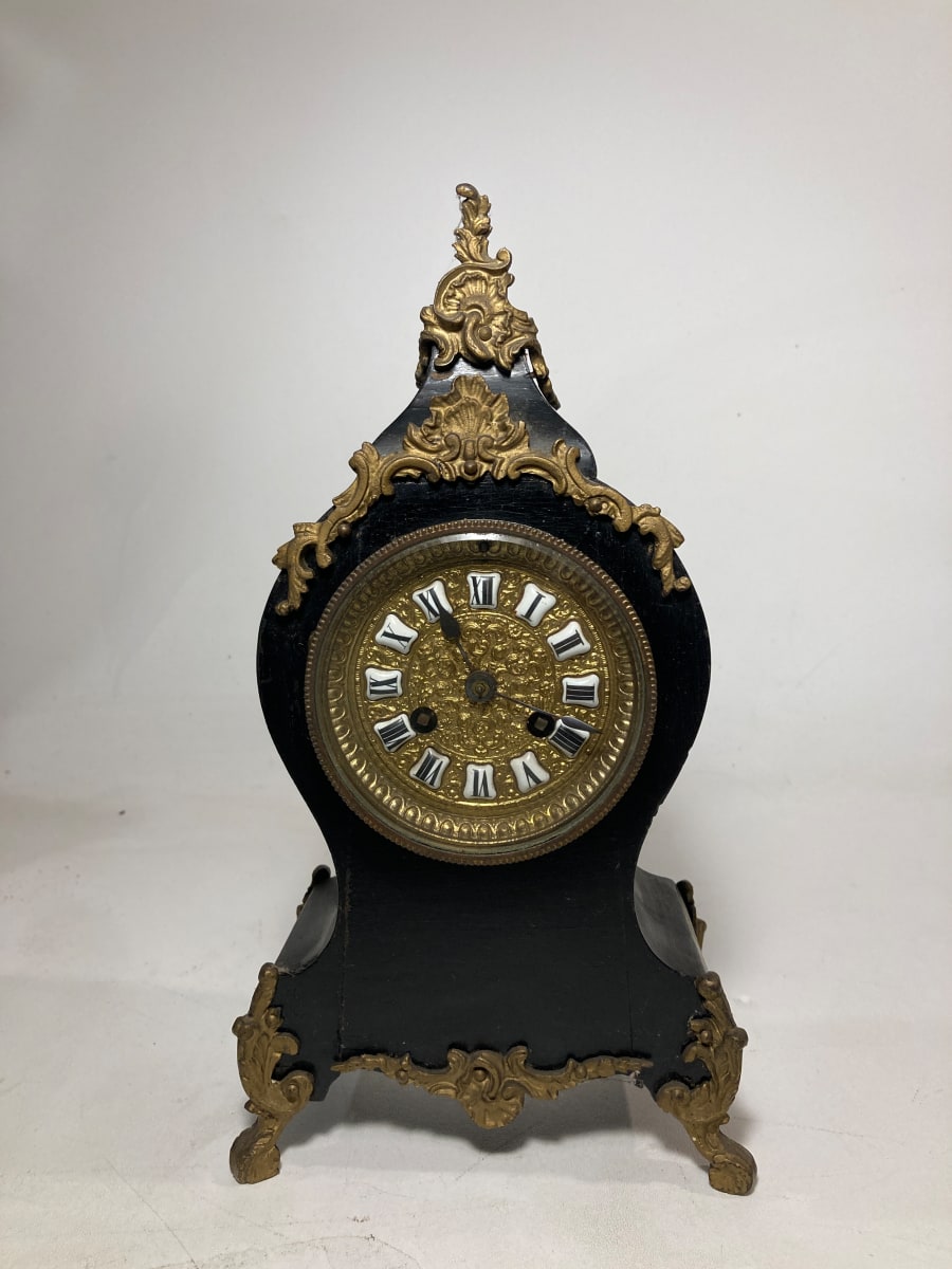 Ornate shelf clock 