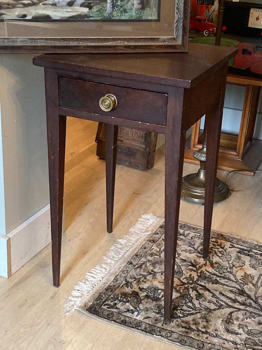 Early American Hudson Valley small table with drawer, Image 2.