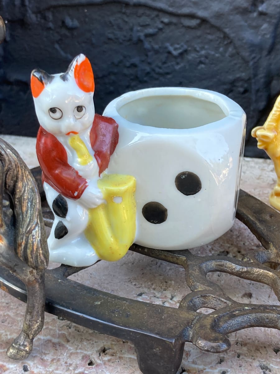 Porcelain cat dice figure 